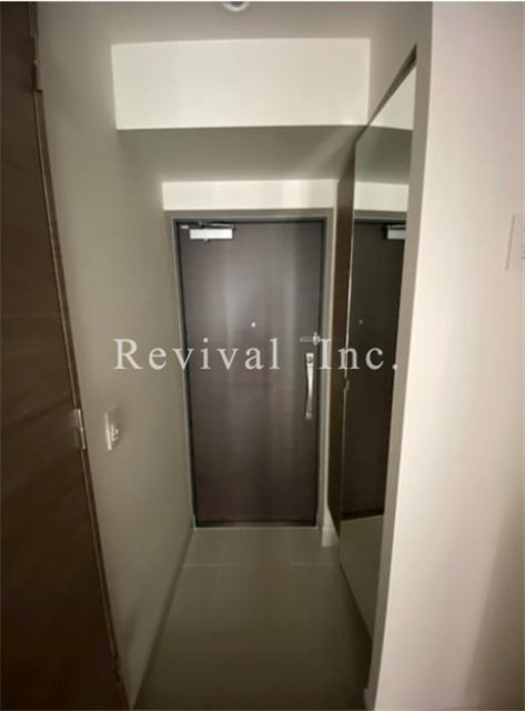 玄関　広めの玄関スペースでございます