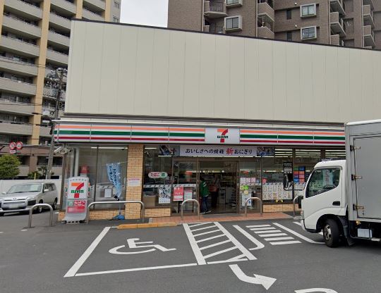 コンビニ　セブンイレブン（コンビニ）まで447m