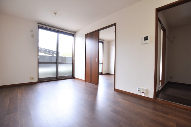 居室・リビング　同物件、別号室の写真です。