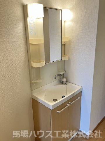 洗面設備　明るい洗面所です