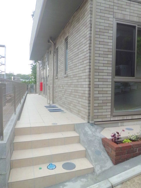 エントランス　エントランスアプローチ　外壁タイル貼