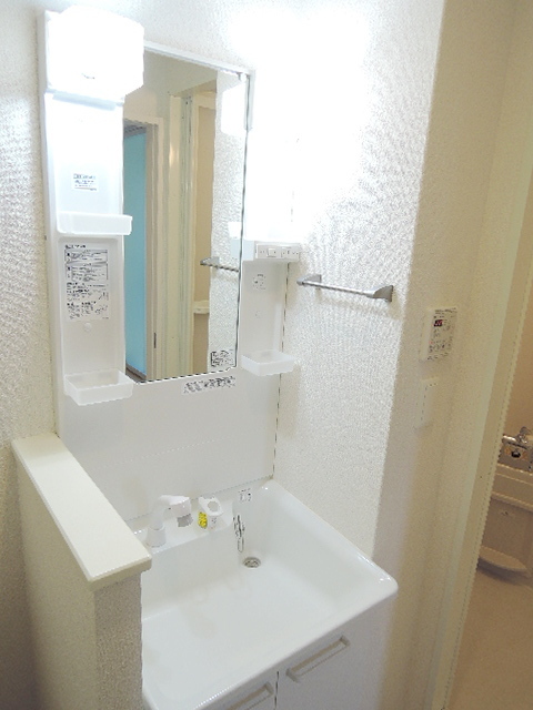 洗面設備　朝の身支度に便利なシャワー付き洗面台