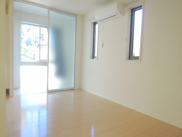 居室・リビング　明るい日差しが注ぎ込む洋室