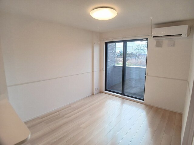 居室・リビング　こちらの居間で趣味の時間をお楽しみください