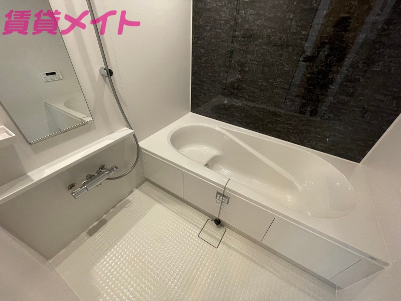 バス・シャワールーム　同型反転部屋写真です。