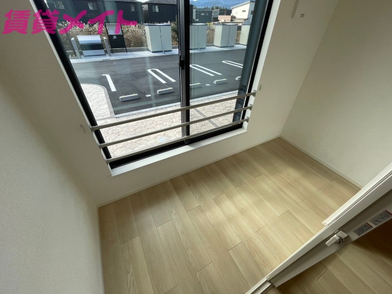 バルコニー　同型反転部屋写真です。