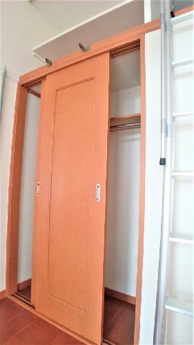 収納　クローゼットの上にも収納スペースがあります。