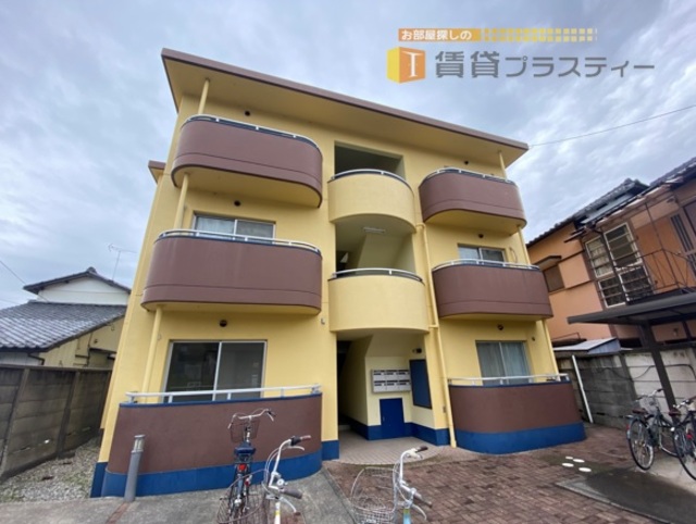 建物外観　前面パークフロント。落ち着きのある立地。