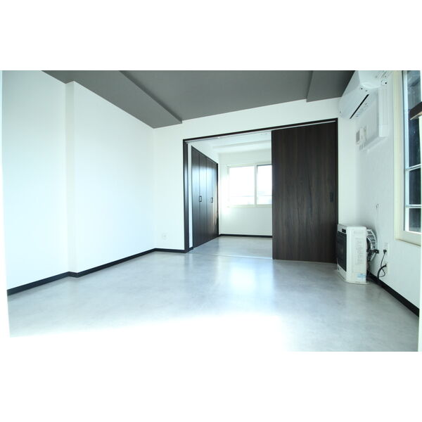 居室・リビング　☆白基調の明るい内装☆