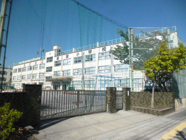 小学校　足立区立綾瀬小学校（小学校）まで702m