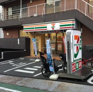 コンビニ　セブンイレブン新宿築地町店（コンビニ）まで233m