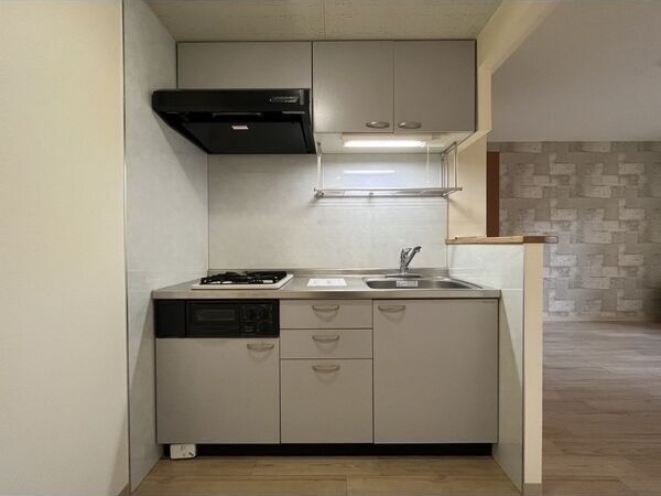 キッチン　嬉しいシステムキッチン付きです♪コンロを買わなくてもOK♪