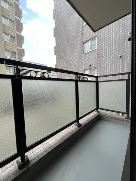 バルコニー　夏の布団干しがはかどるバルコニーです♪