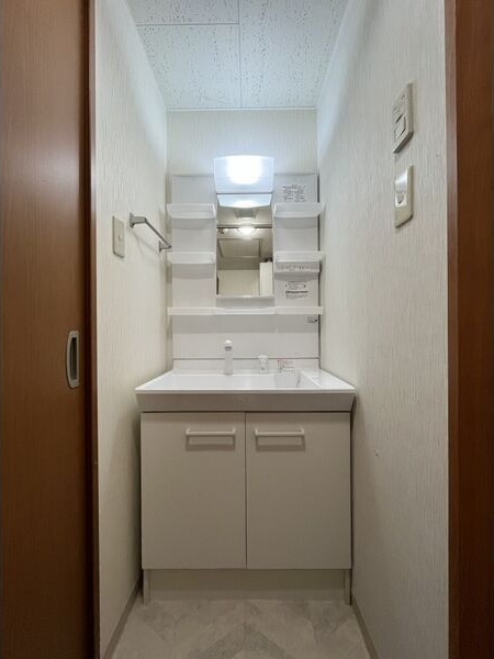 洗面設備　朝の身支度に便利な洗面台です♪