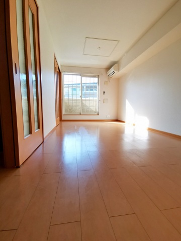 居室・リビング　エアコン付きで明るいリビング11.9帖