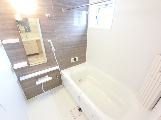 バス・シャワールーム　浴室換気乾燥機付き一坪タイプの浴槽です。