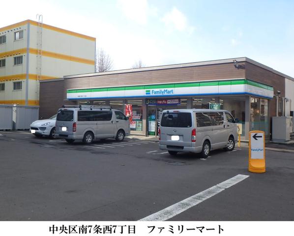 コンビニ　ファミリーマート（コンビニ）まで122m