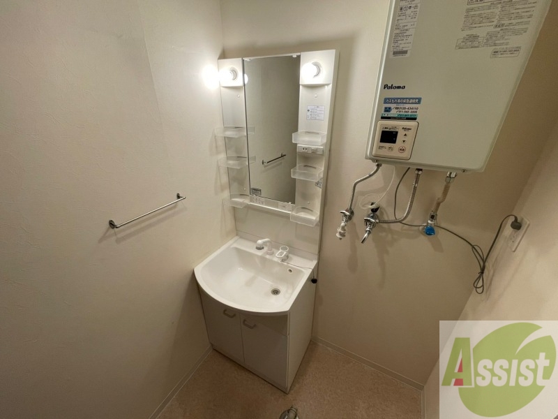 洗面設備　シャンプードレッサー。身支度はここでばっちりですね。