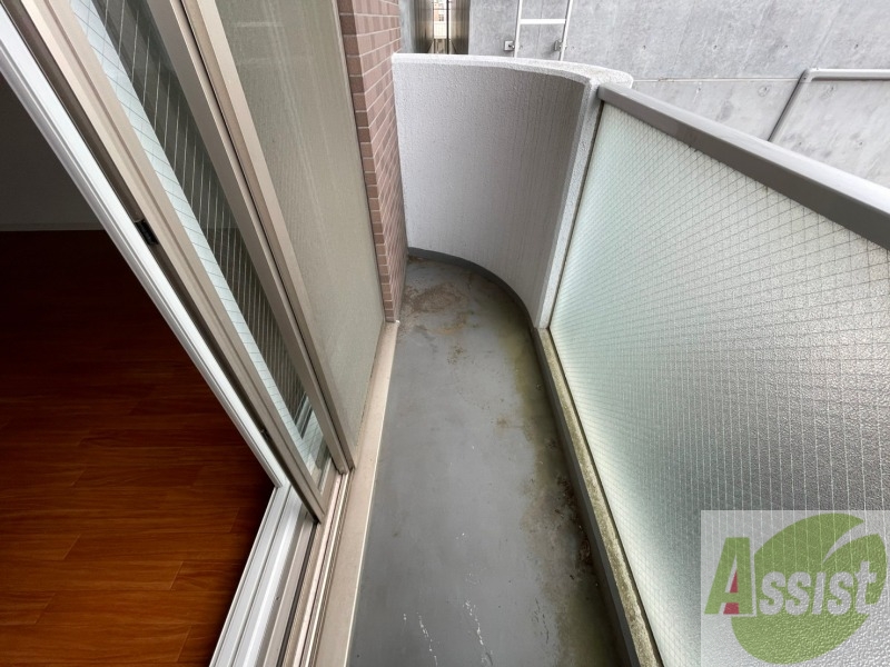 バルコニー　大きな窓がありますので風通しが良さそう。