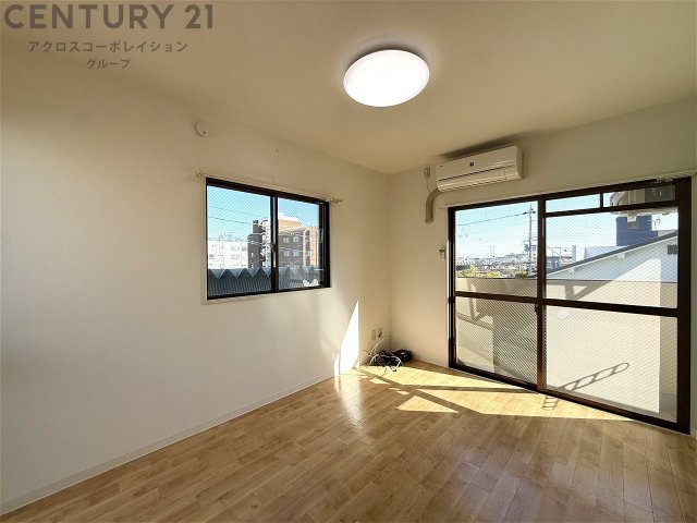 居室・リビング　２面採光の明るいお部屋です。