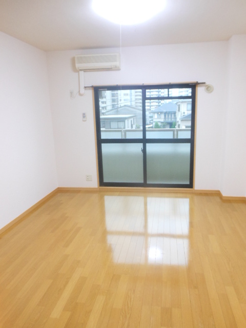 居室・リビング　前回募集時の写真です