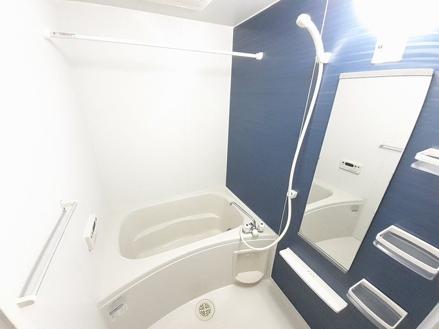 バス・シャワールーム　コンパクトで使いやすいお風呂です