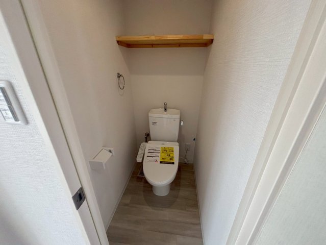 トイレ　※同タイプ、303号室の写真を掲載しております