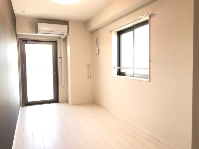 居室・リビング　二面採光の明るい洋室