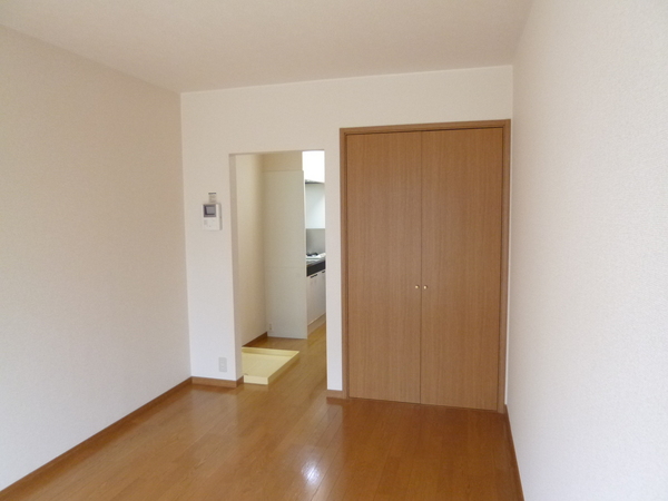 居室・リビング　エアコン付きで快適に過ごせます♪