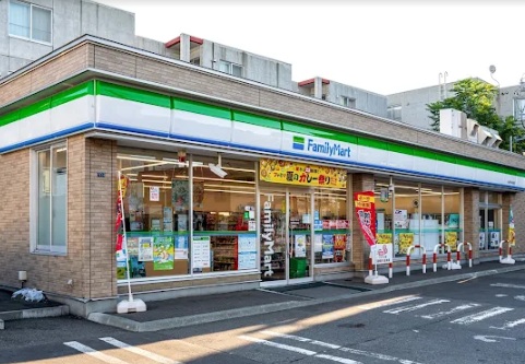 コンビニ　ファミリーマート札幌平岸4条店（コンビニ）まで11m