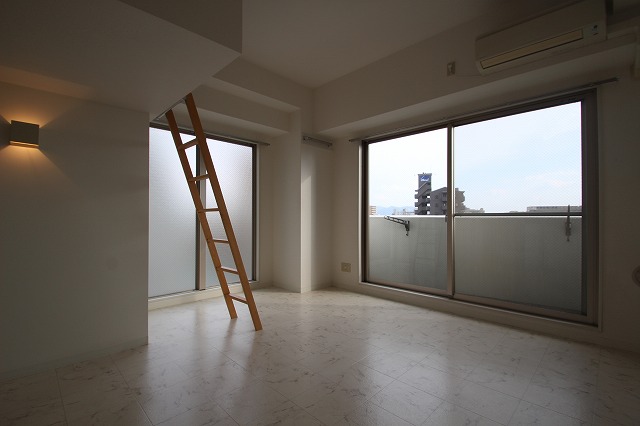 居室・リビング　同物件別号室のものです。