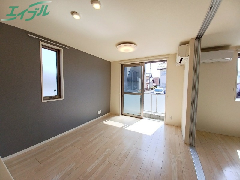 居室・リビング　※同棟別部屋の写真です