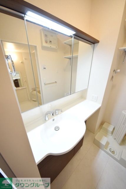 洗面設備　三面鏡付シャンプードレッサー