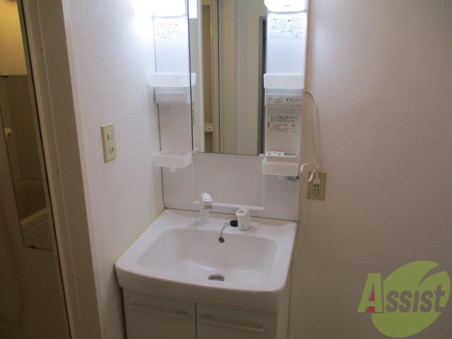 洗面設備　シャワー付きで朝に持って来いです！