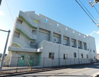 小学校　伊奈町立小針小学校（小学校）まで485m