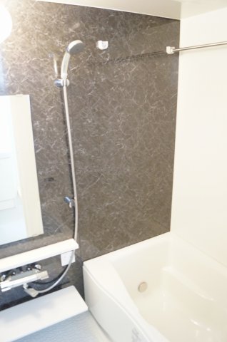 バス・シャワールーム　コンパクトで使いやすいお風呂です