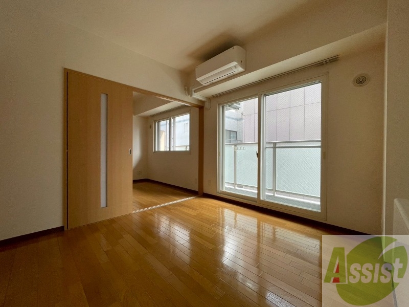 居室・リビング　木目のフローリングは落ち着きのある印象のお部屋になりますね。