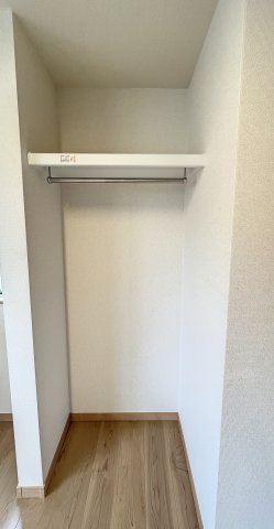 収納　ハンガーポール付の収納スペースあります。