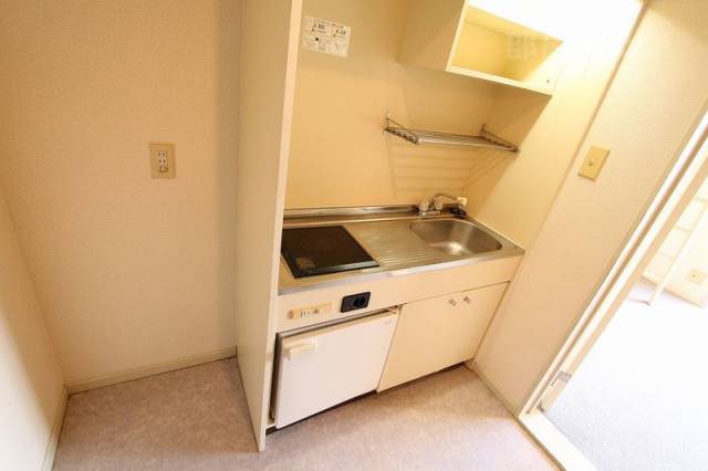 キッチン　ＩＨヒーターとミニ冷蔵庫がついています。
