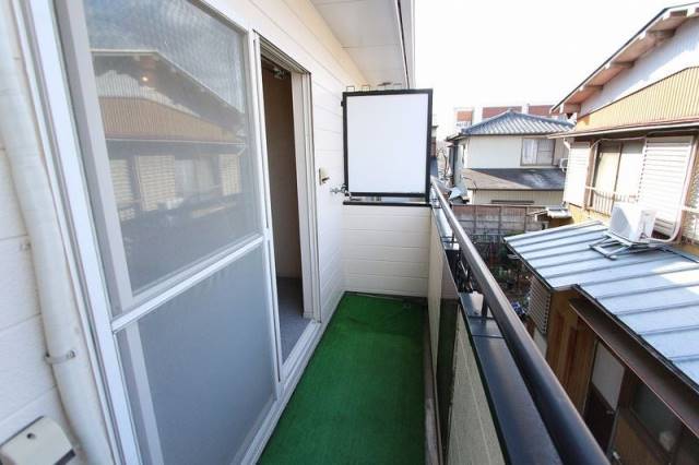 バルコニー　写真奥が洗濯機置き場です。