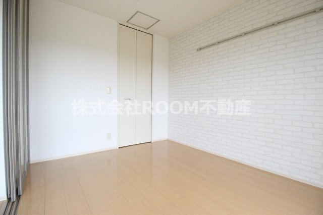 その他部屋・スペース　落ち着いた色調の寝室です