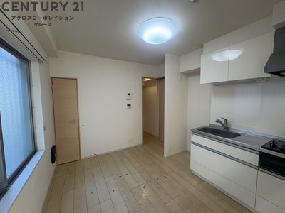 居室・リビング　床色が明るい色合いで、とてもきれいです♪