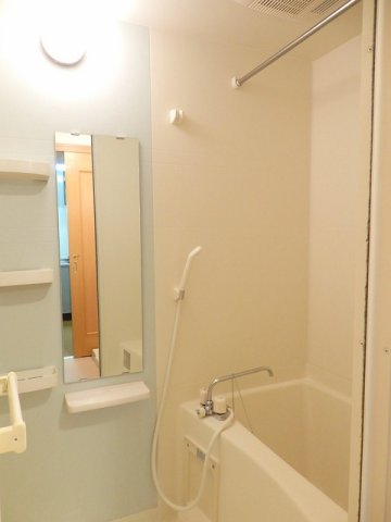 バス・シャワールーム　コンパクトで使いやすいお風呂です