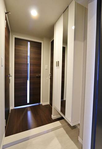 玄関　開放感のあるオシャレな玄関ですね