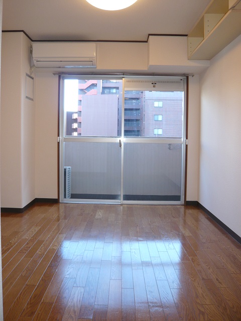 居室・リビング　約５．５帖の洋室