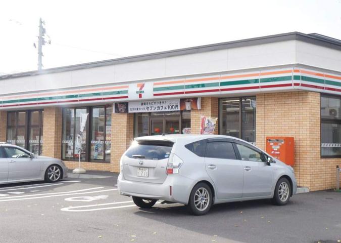 コンビニ　セブンイレブン（コンビニ）まで359m