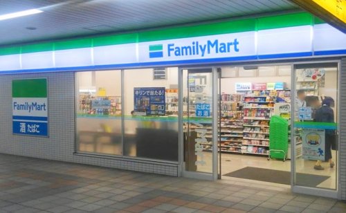 コンビニ　ファミリーマート 横浜立場駅店（コンビニ）まで820m