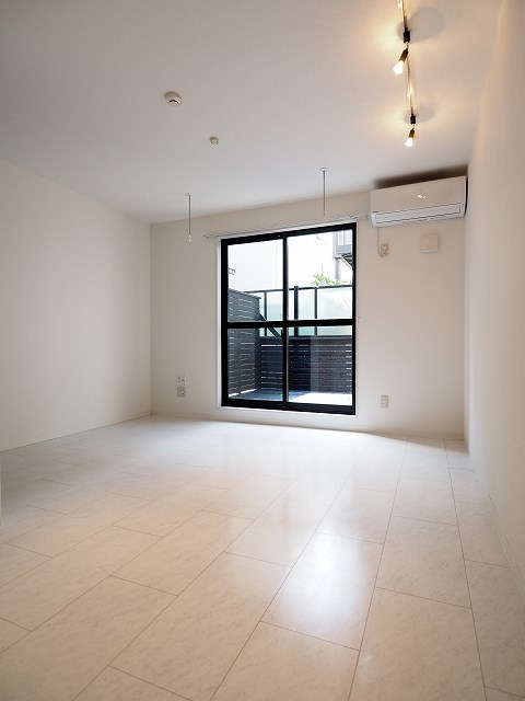 居室・リビング　白基調としたフローリング！