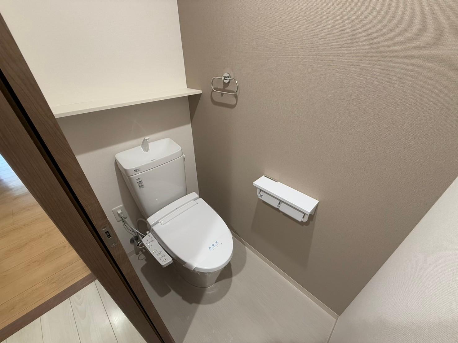 トイレ　棚付きのトイレです