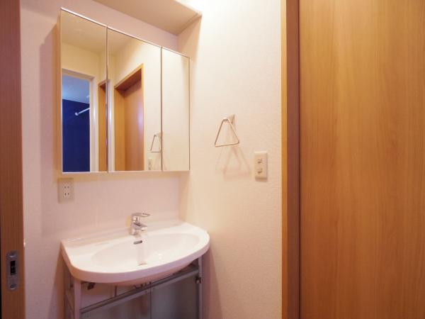 洗面設備　鏡の大きな独立洗面台